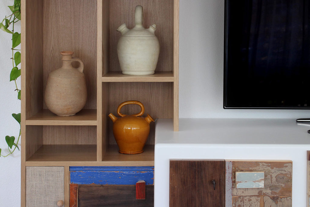 Parete attrezzata e mobile per la tv per soggiorno moderno in legno di recupero, legno massello e laccatura biuanca e rossa