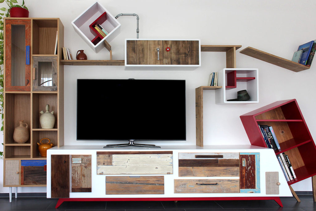 Parete attrezzata e mobile per la tv su misura, zona living moderna. Materiali legno di recupero, legno massello e laccatura biuanca e rossa