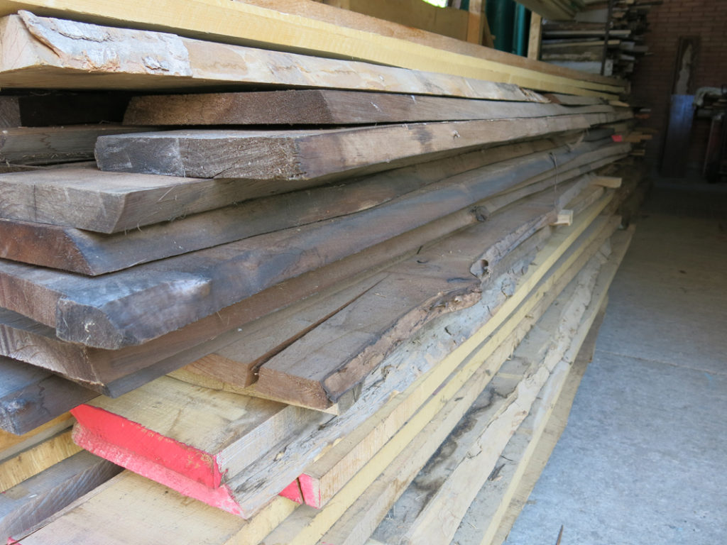 Lavorare un legno vintage per eliminare le parti tarlate
