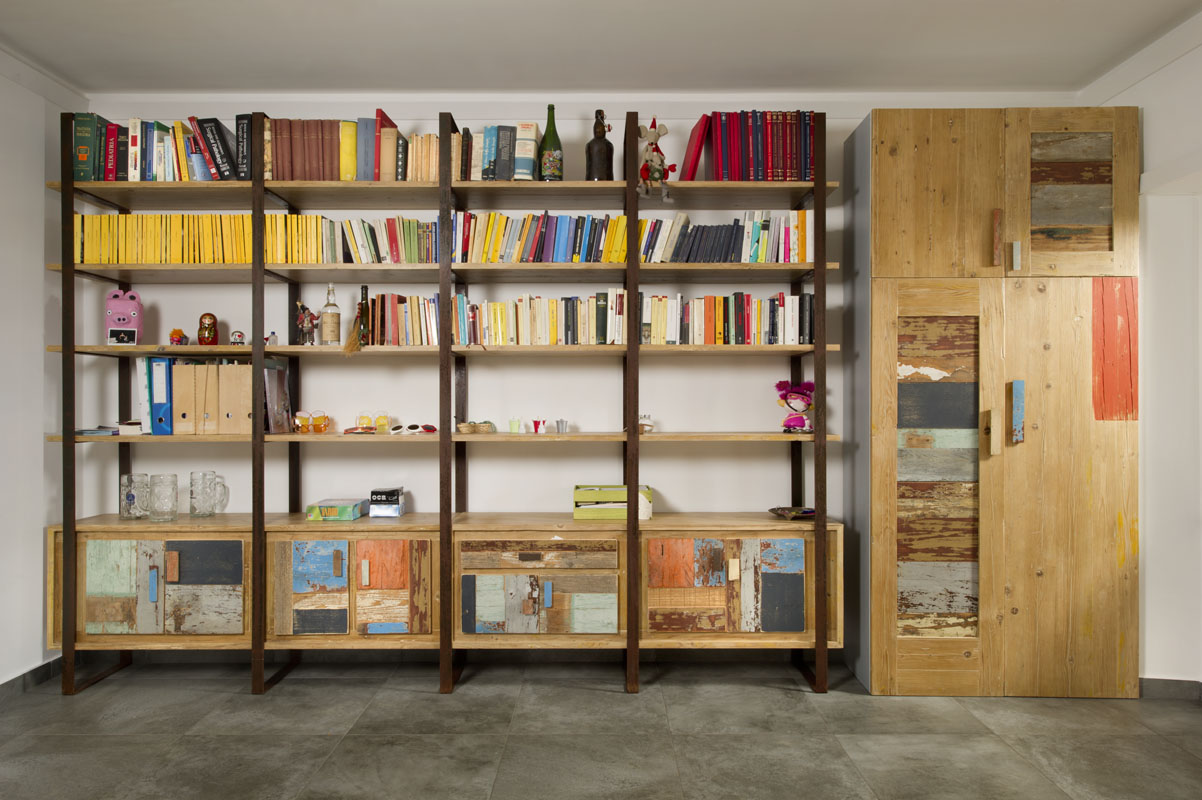libreria in ferro e legno stile industrial e legno di recupero colorato