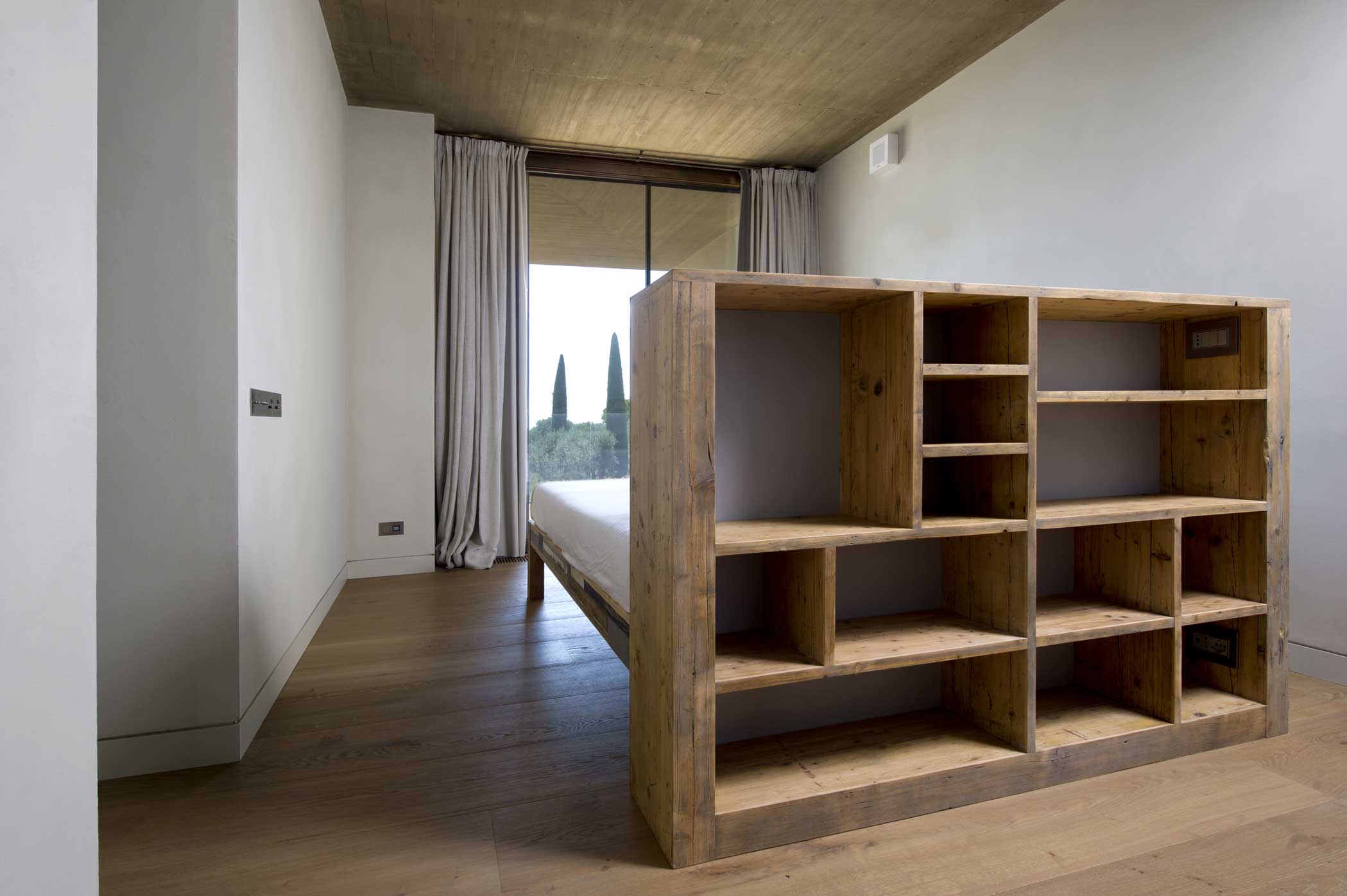 Spalliera letto in legno di recupero con libreria su misura