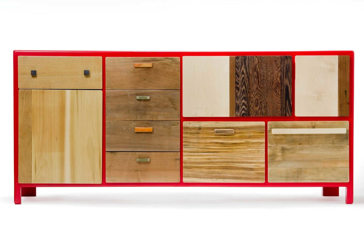 Credenza contemporanea su misura con ante e cassetti in legno massello. La laccatura rossa può essere sostituita da qualsiasi colore Ral.