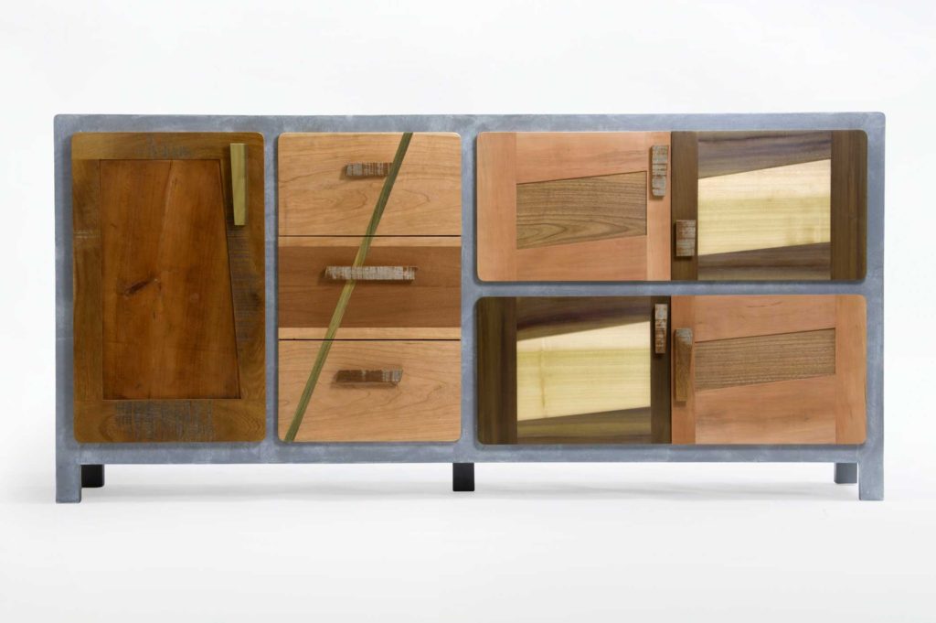 CredenzaCredenza madia in legno massello con struttura in resina per mobili