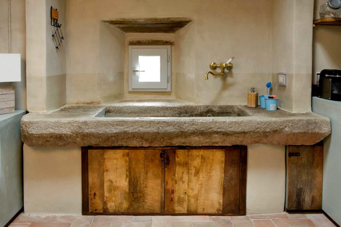 Lavello in pietra antica ante cucina legno vintage