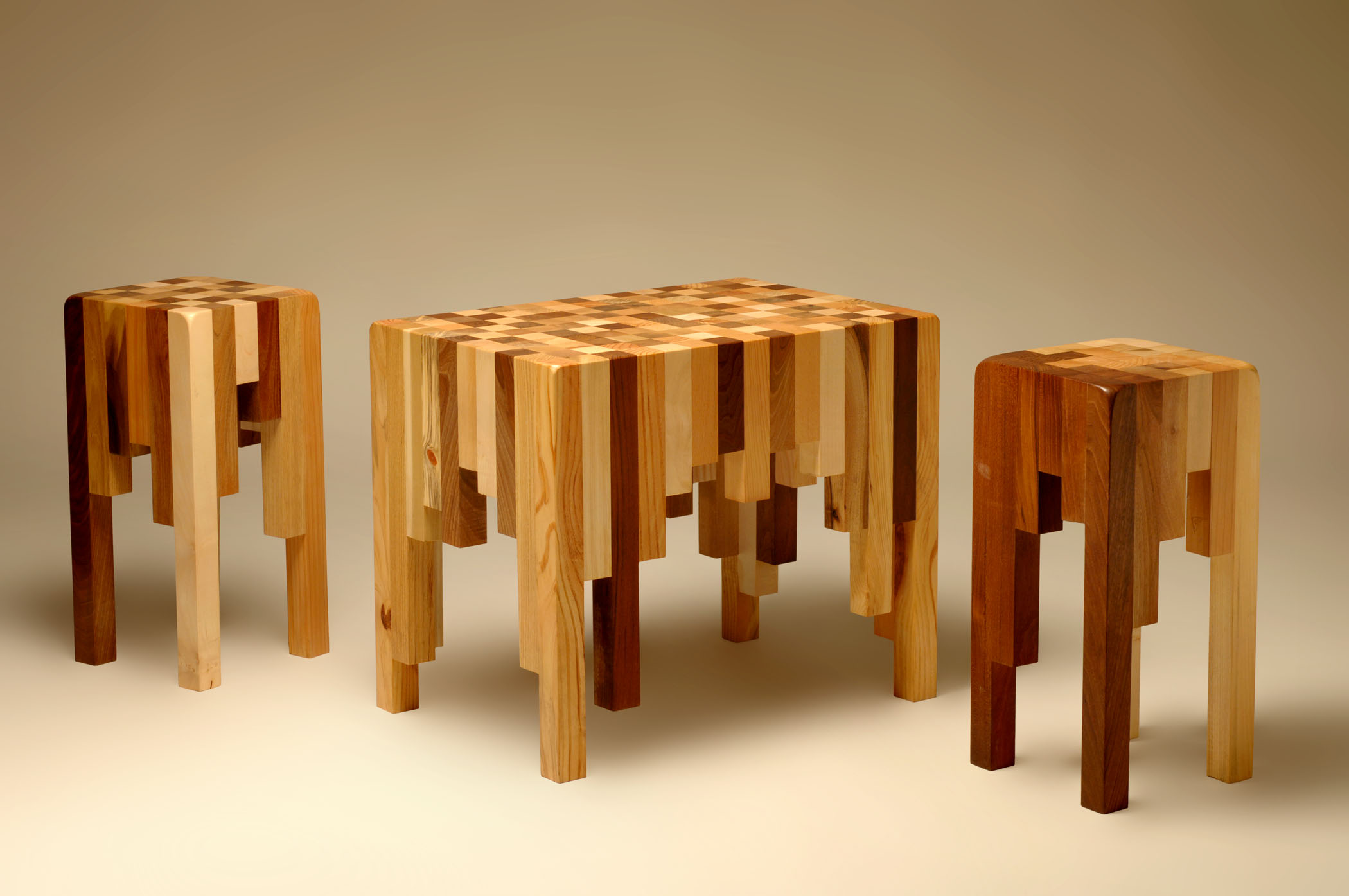 Sgabelli e tavolo da salotto in legno massello su misura