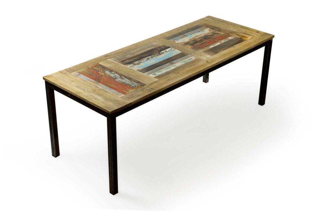 Tavolo con piano in legno massello con patchwork di listelli di legno riciclato vintage. Gambe in ferro al naturale.