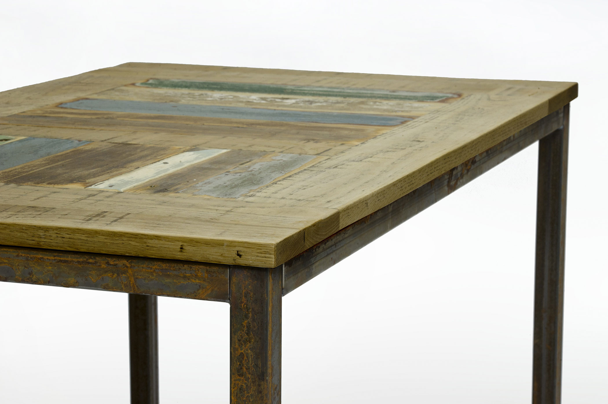 Tavolo con base in ferro al naturale e piano in rovere e legno riciclato