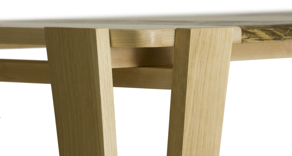 Tavolo con piano in legno massello ed inserti di abete antico e struttura in legno massello monocromo. Tavolo su misura artigianale