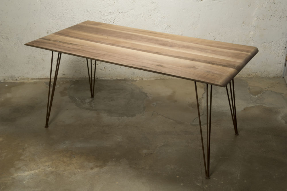 Tavolo con struttura in ferro e piano in legno massello. Tavoli riproducibili su misura da Laquercia21
