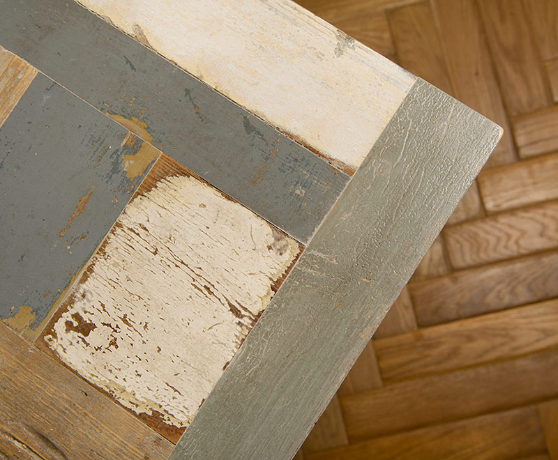Tavolo con piano realizzato mosaico di legni di recupero sui toni del grigio e del bianco
