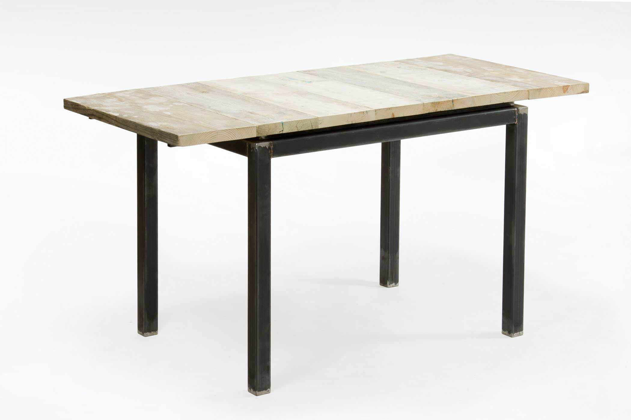 Tavolo allungabile su misura con legno antico restaurato e base in ferro