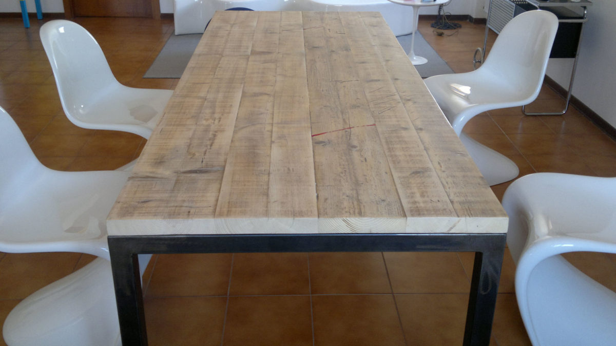 Tavolo da pranzo stile industriale con assi di legno riciclato e struttura in ferro
