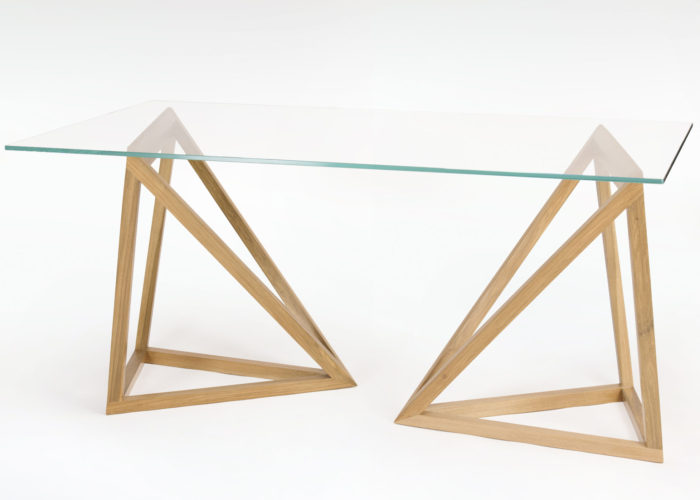 Tavolo con piano in cristallo e struttura in legno massello