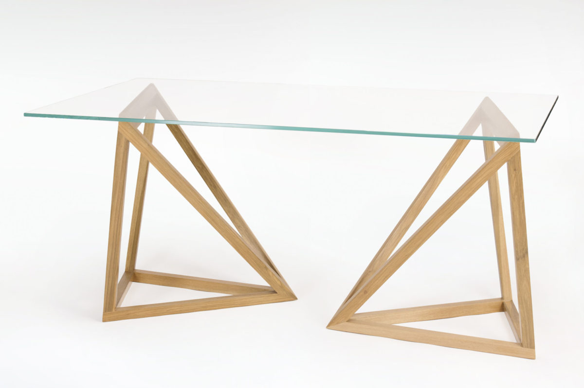 Tavolo con piano in cristallo e struttura in legno massello