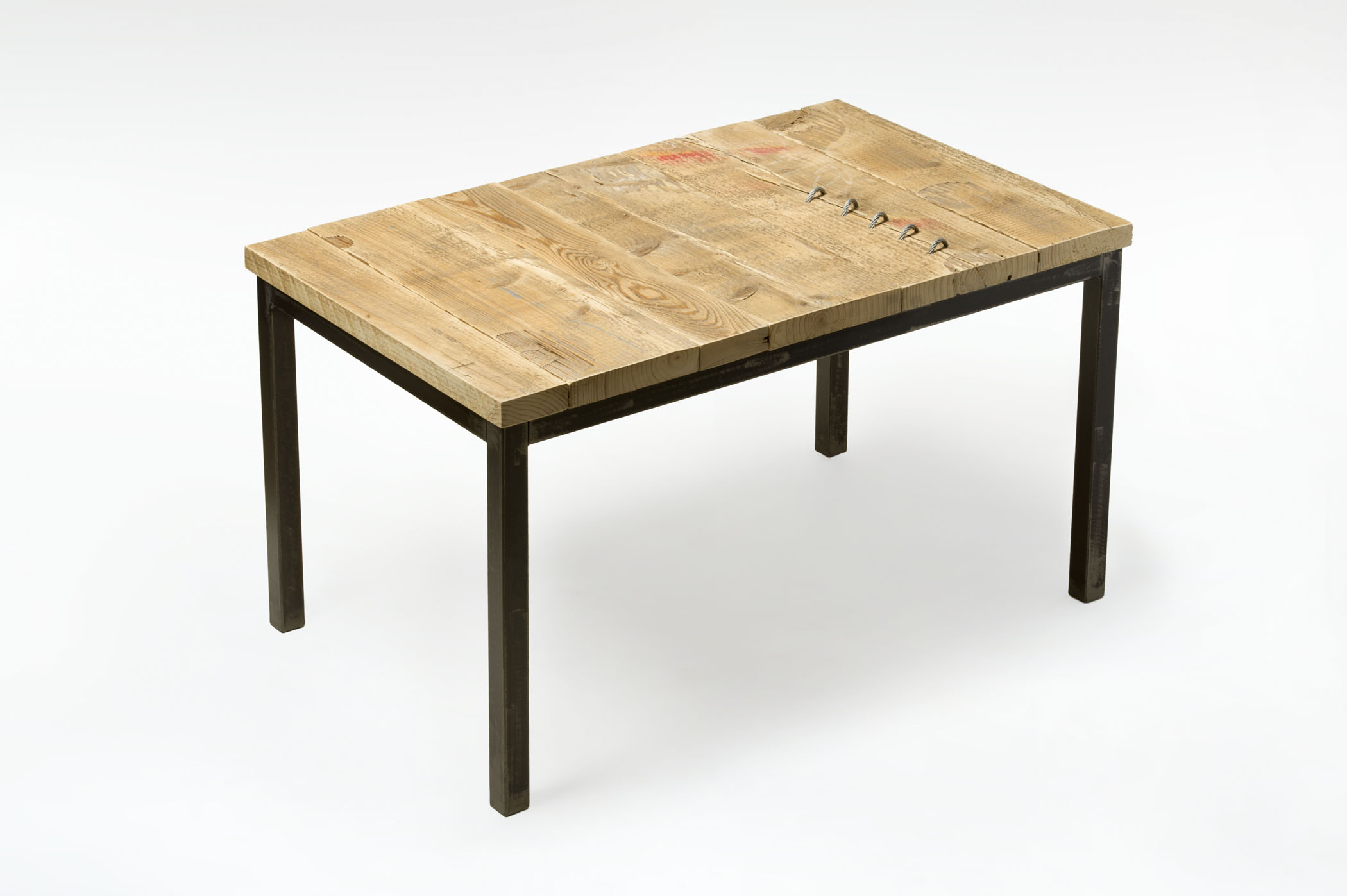 Tavolo con assi di legno vintage e inserti di corda metallica