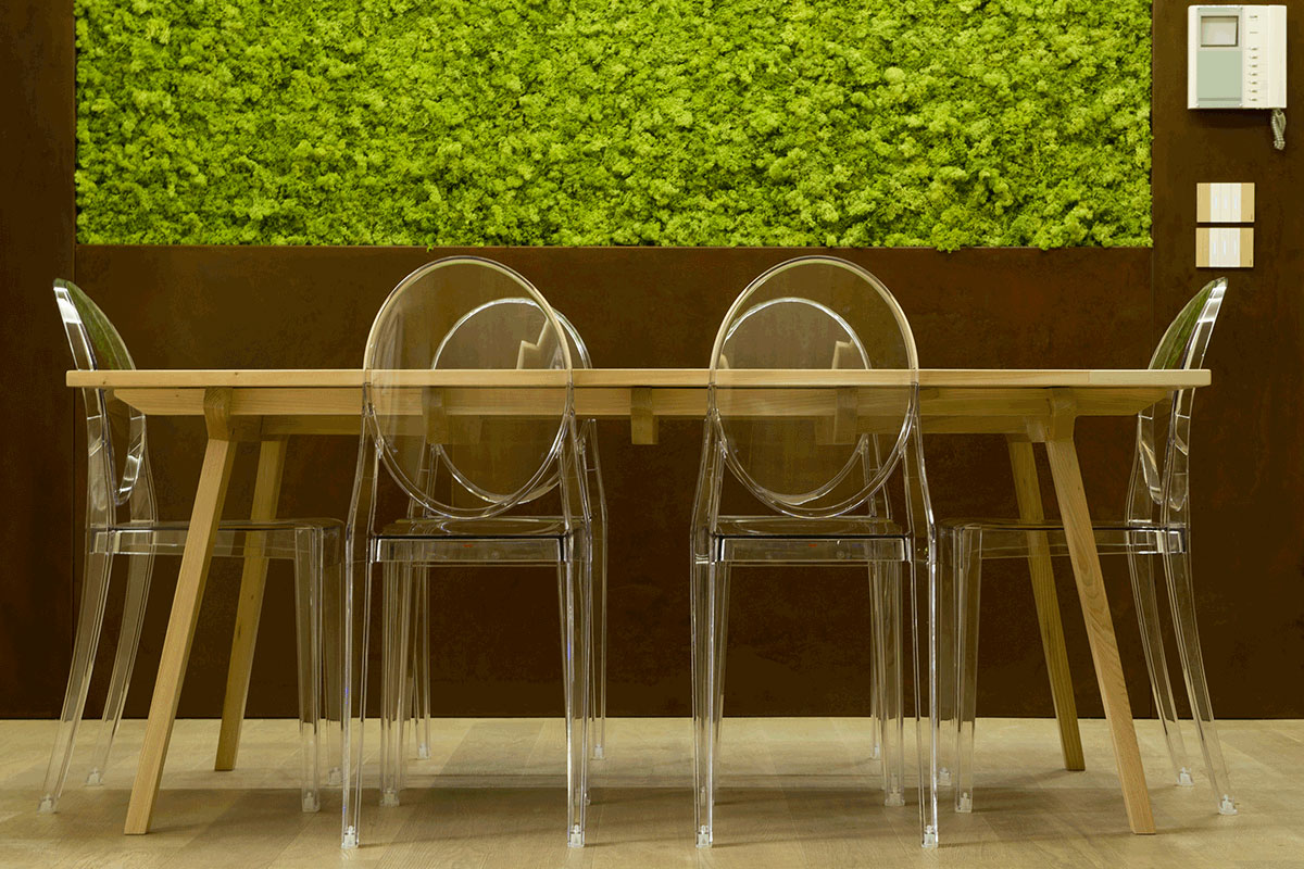 tavolino e tavolo da pranzo in legno massello di olmo chiaro al naturale e sedia Kartell Ghost