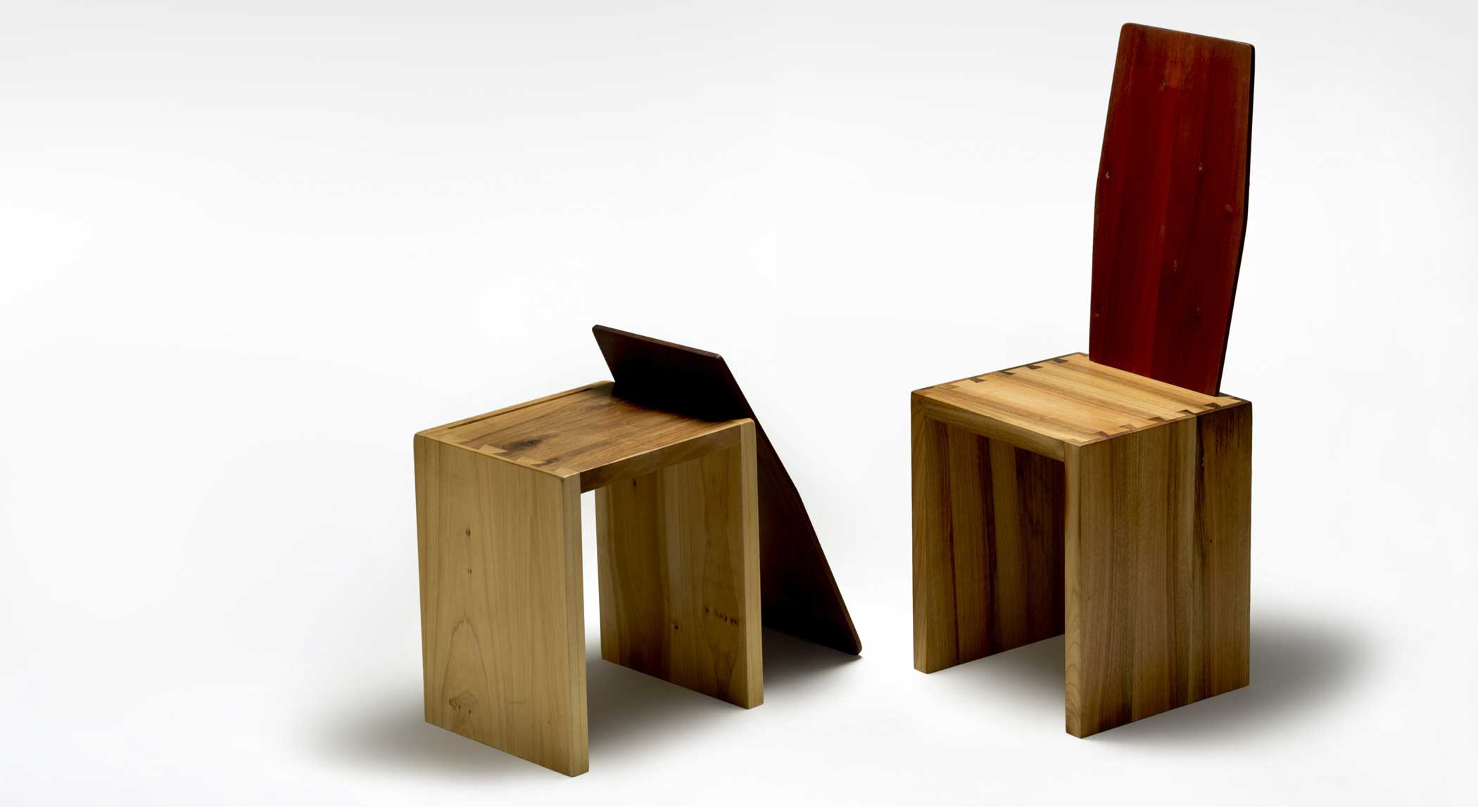 Sedia in legno massello con schienale movibile