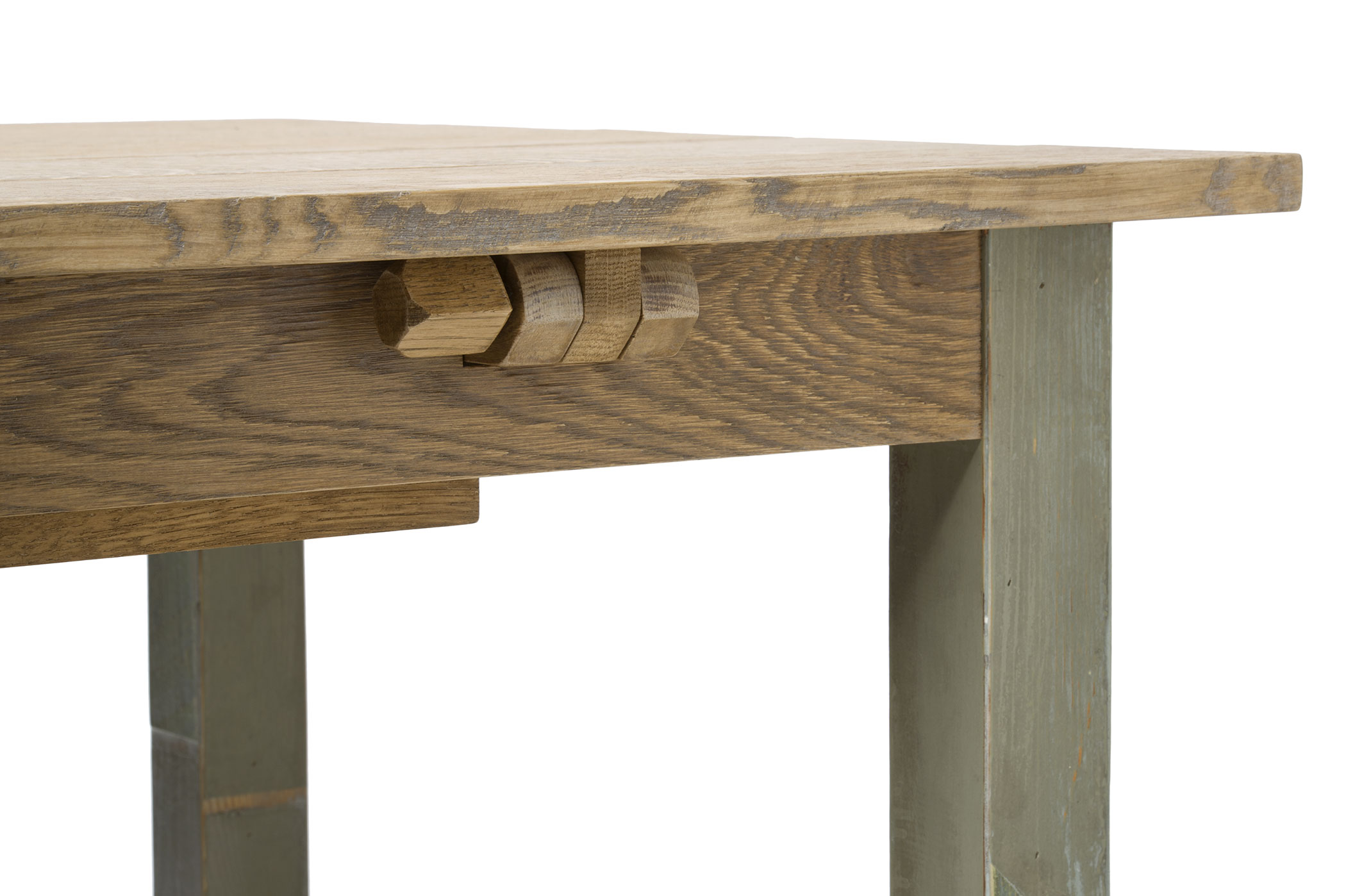 Tavolo in legno massello con prolunghe in legno di recupero color salvia. Tavolo artigianale