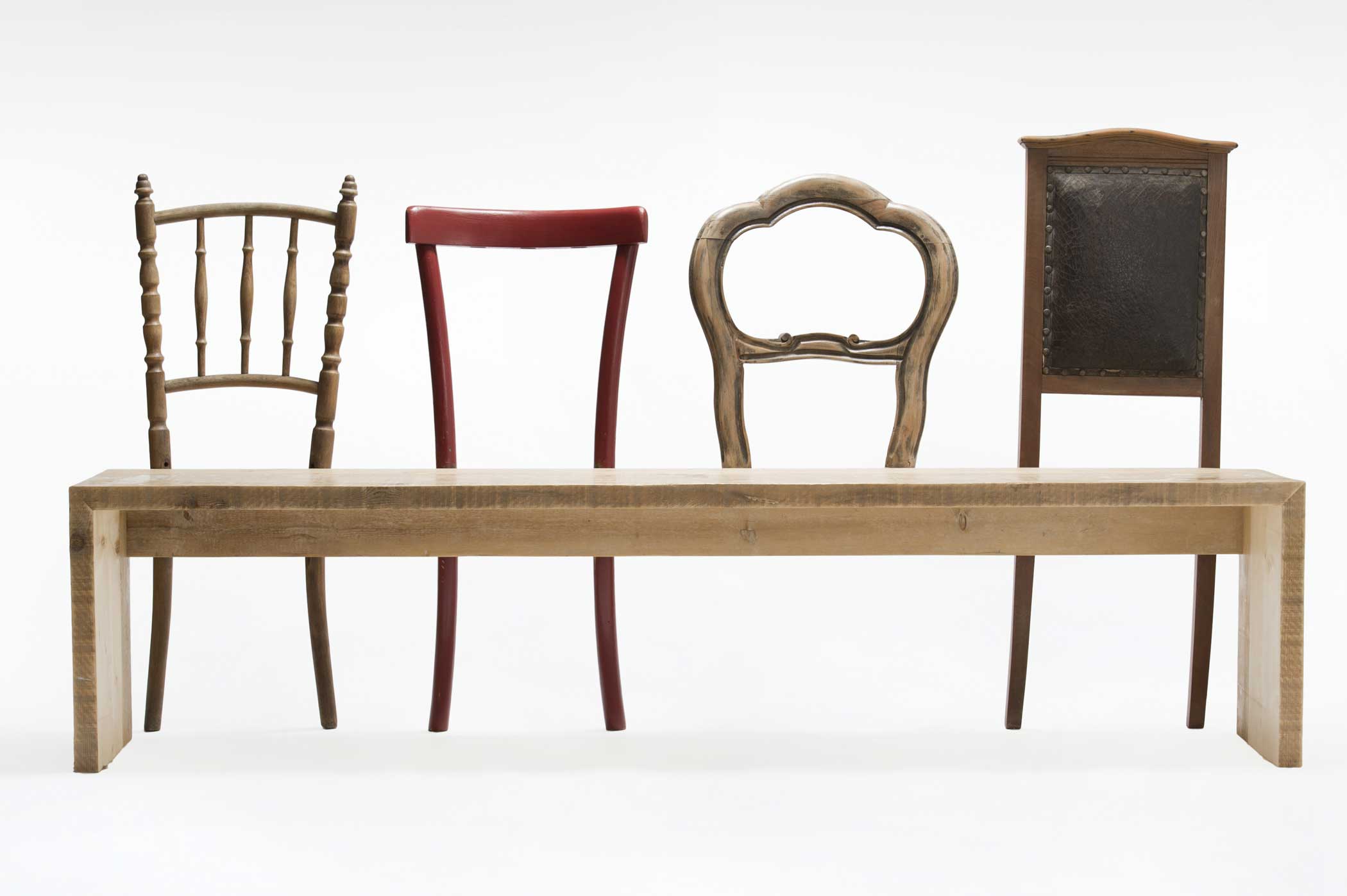 Panca in legno di recupero con vecchie sedie vintage. design de Laquercia21