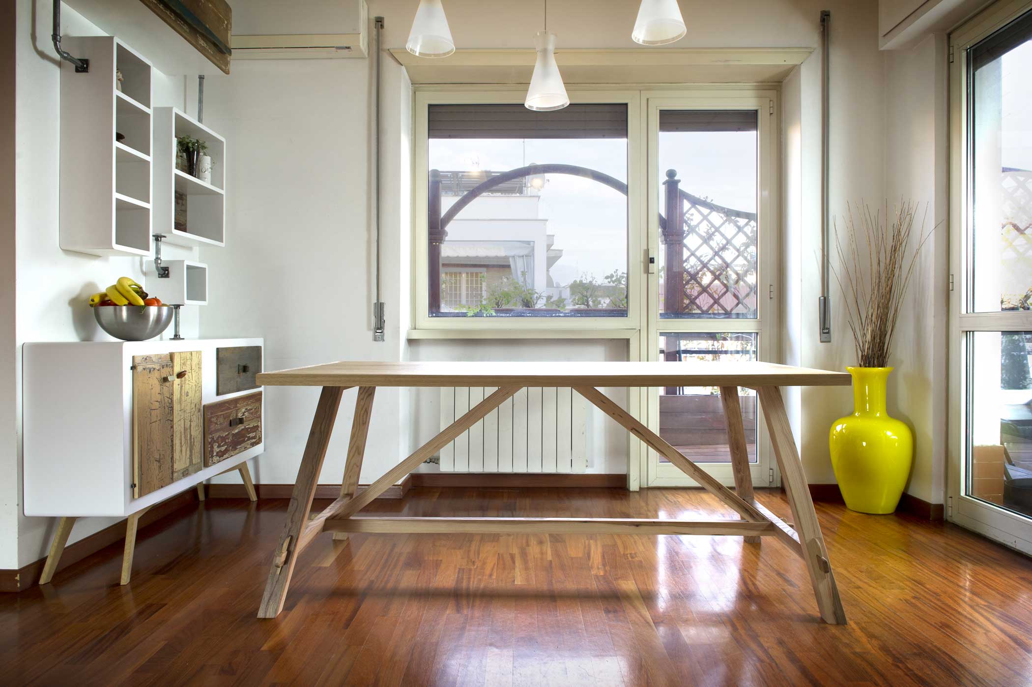 Tavolo per soggiorno in legno massello di rovere e olmo modello fratino contemporaneo.