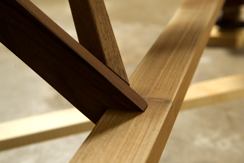 Gambe del tavolo artigianale in legno massello con incroci ed incastri a coda di rondine