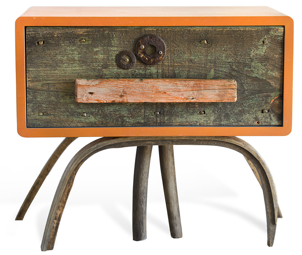 mobile contemporaneo legno vintage antico e laccatura arancione