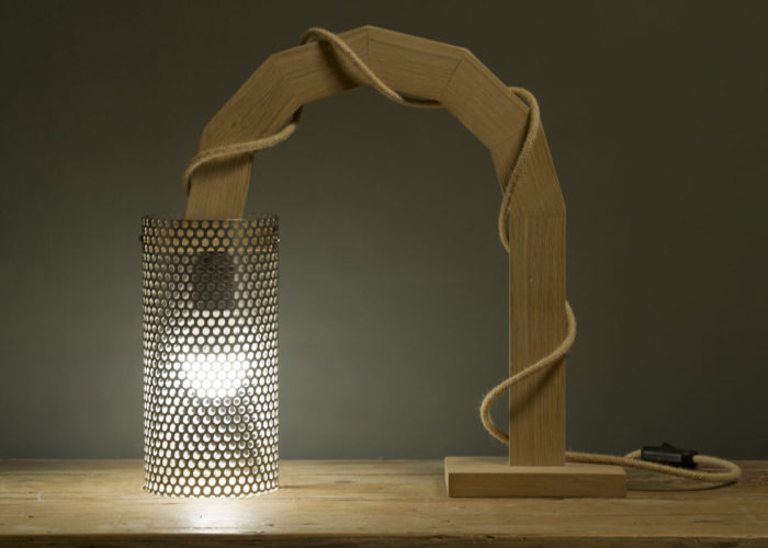Lampada di design artigianale in legno e lamiera forata