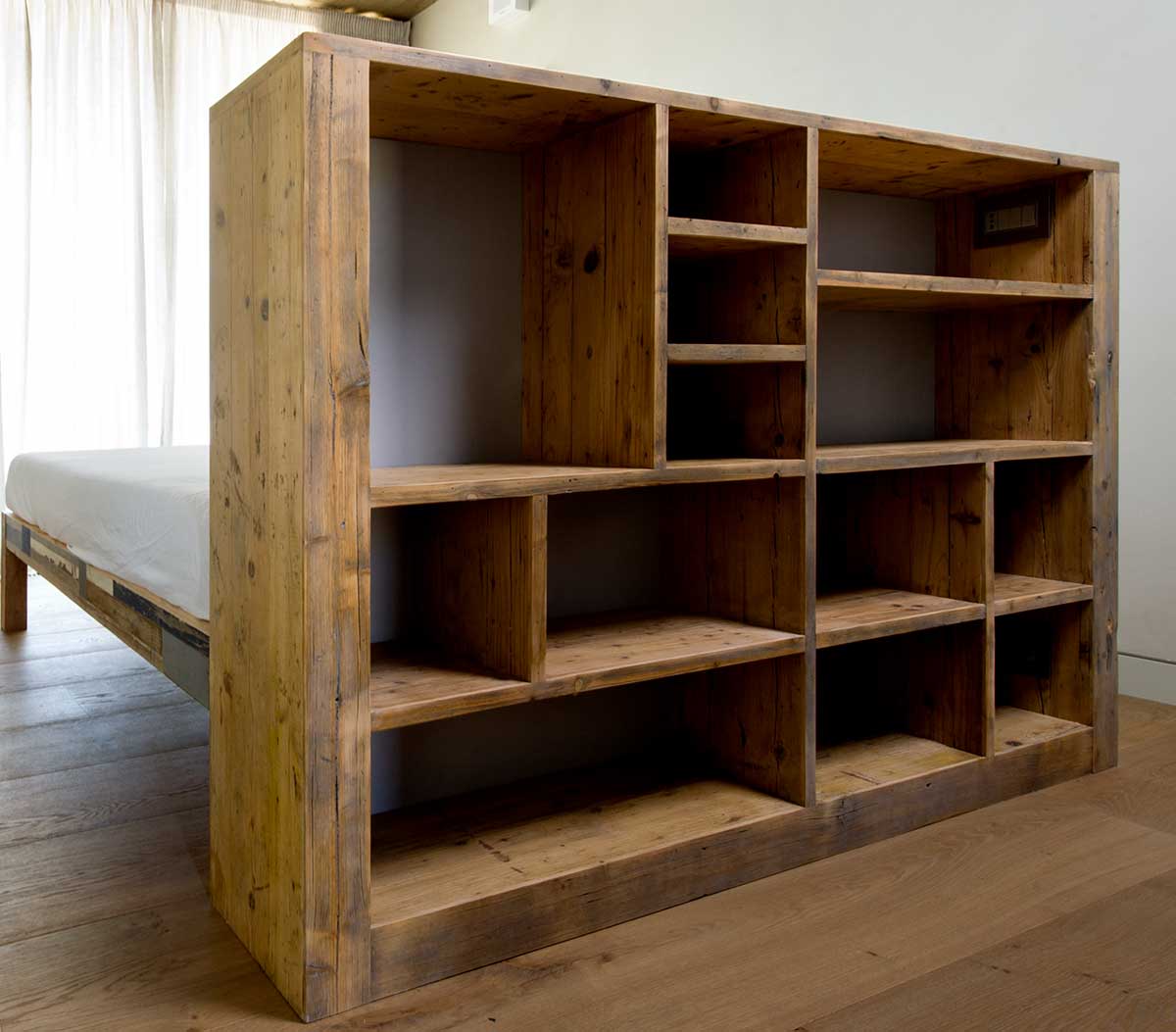 testata letto in legno con libreria letto matrimoniale