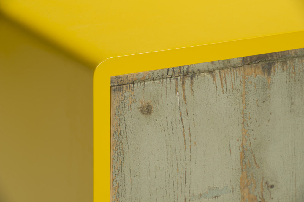 Frontale cassetto in legno antico vintage e struttura giallo 