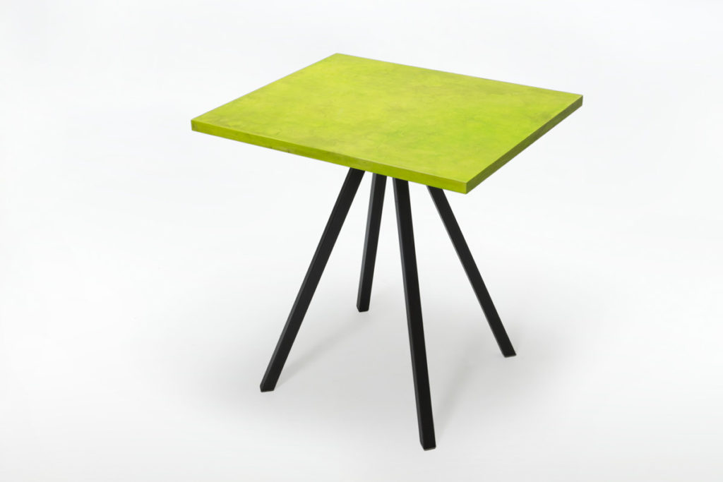 tavolo con gambe in ferro ossidato e piano green lime resina