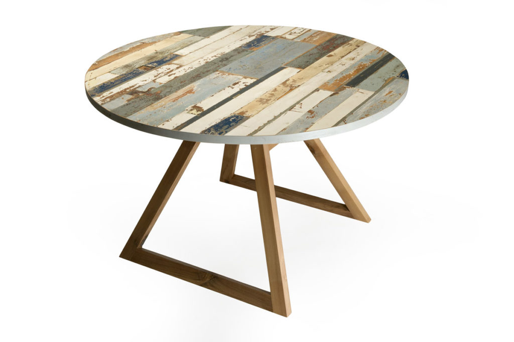 tavolo fisso rotondo colori beige e azzurro legno vintage
