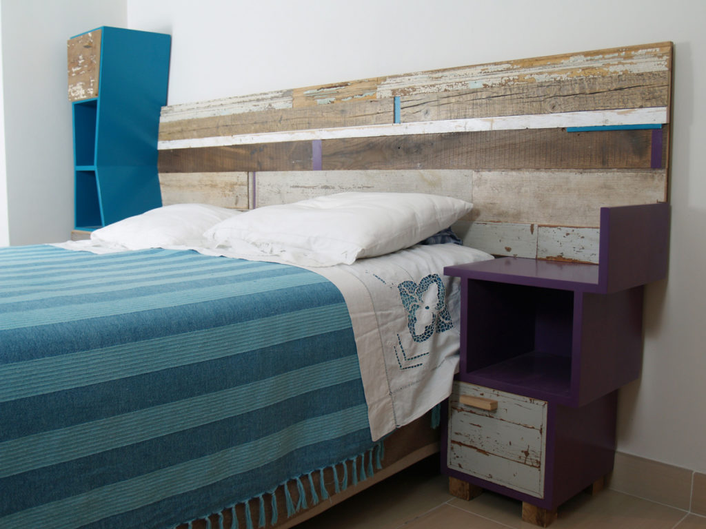 testata letto in legno antico contemporaneo e comodini colorati