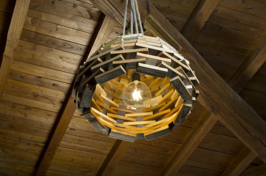 lampadario in legno di recupero rotondo su misura con corde 