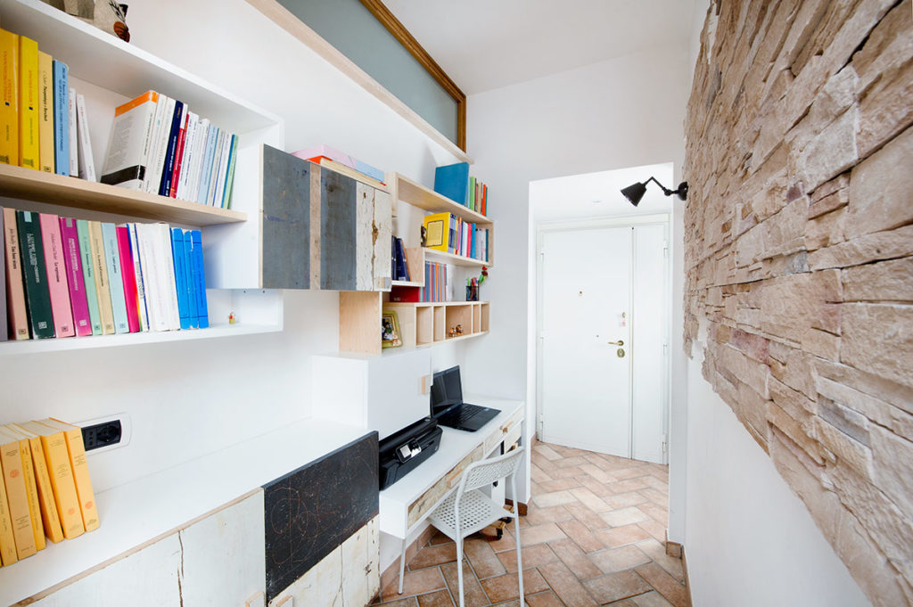 parete attrezzata per studio o ufficio in legno massello e legno di recupero colorato