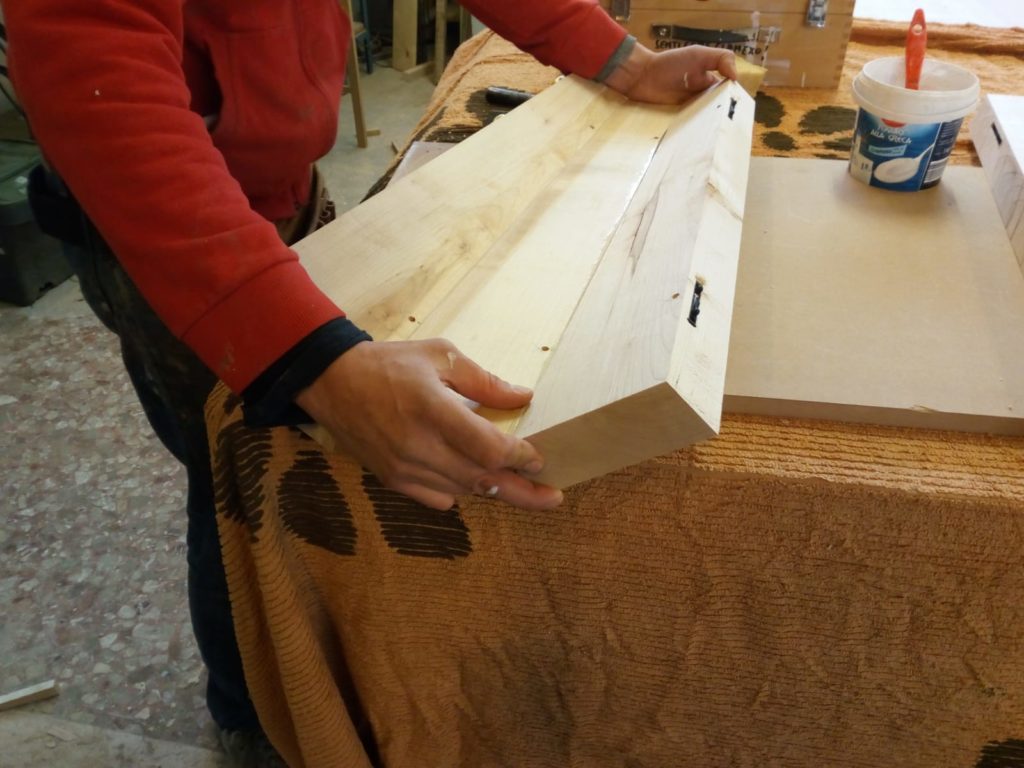costruzione di una tavolo in legno contemporaneo