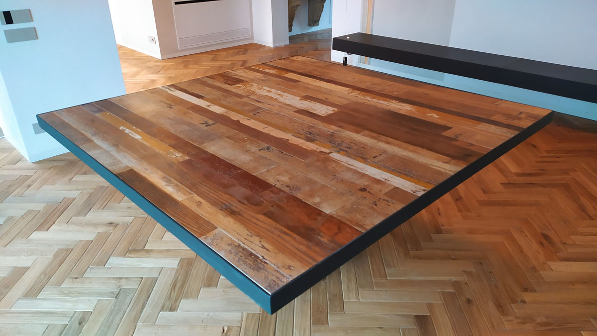 tavolo con base in ferro e piano con listelli di legno di recupero