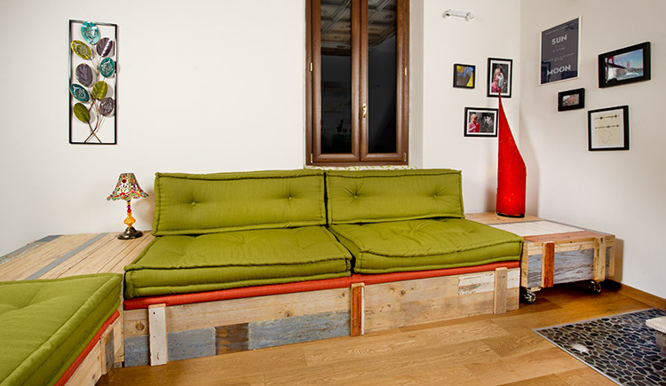 tavolino basso soggiorno in legno di recupero e ruote