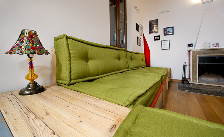 tavolo basso soggiorno in legno di recupero e ruote