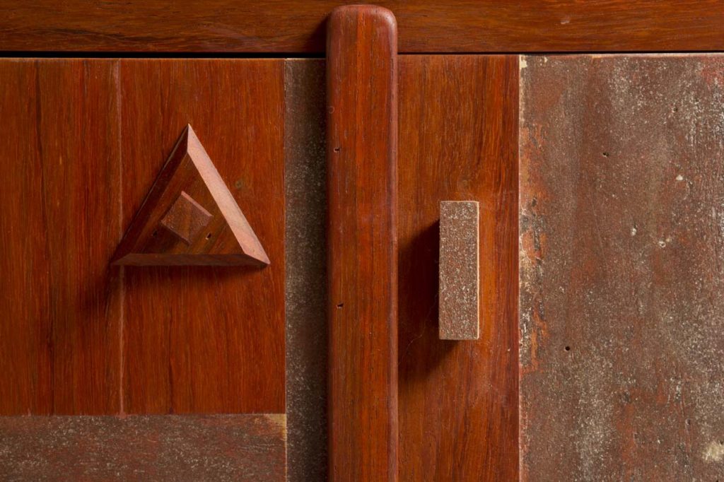 credenza legno ferro e ceramica rossa
