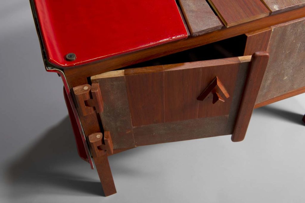 credenza legno ferro e ceramica rossa