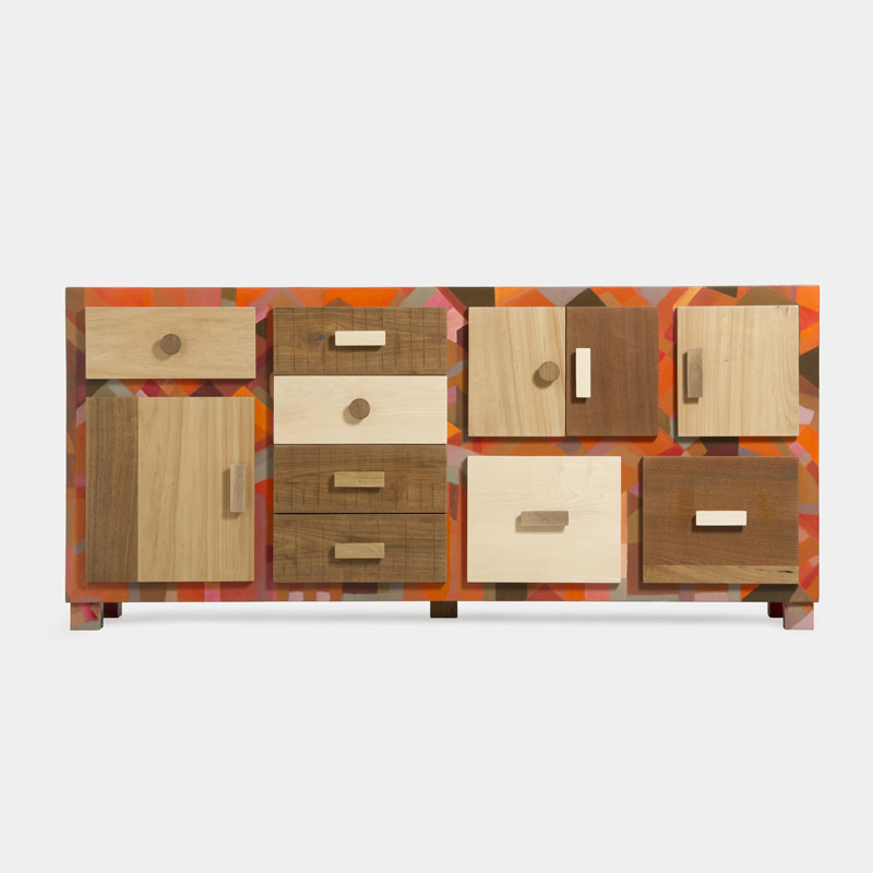 mobili colorati cassettiera con sportelli in legno e finitura resina arancio e rosa