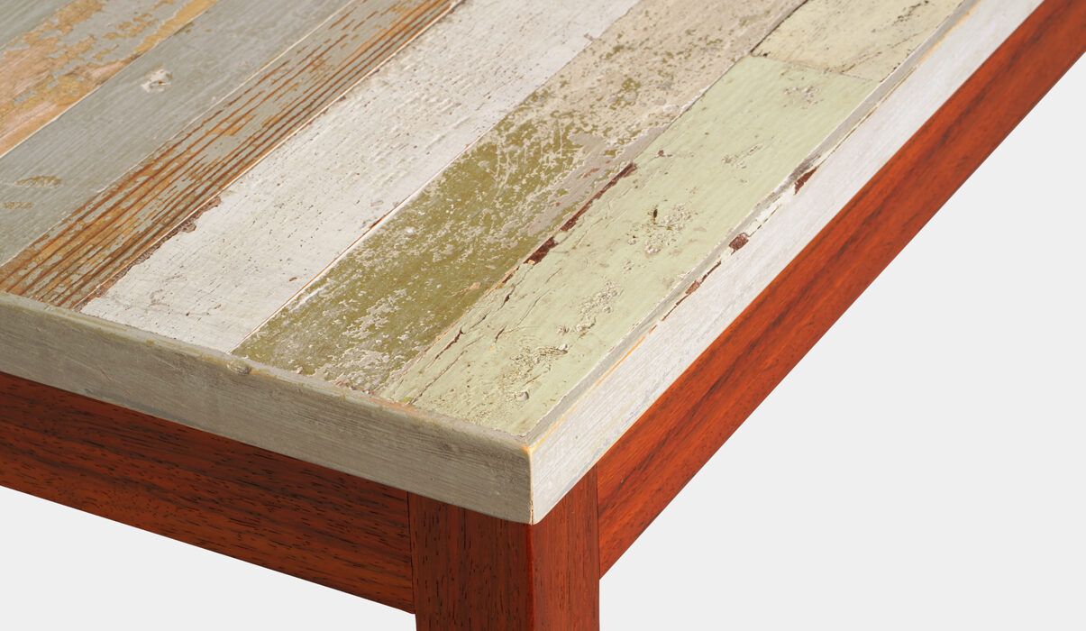 tavolo inlegno massello di padouk rosso e piano con mix di legni di recupero colorati