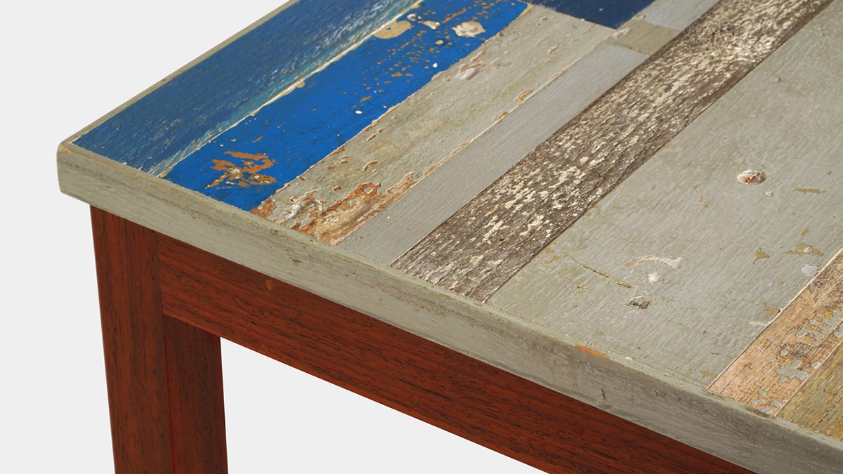 Tavolo Nautilus gambe rosso padouk e piano colorato legno azzurro