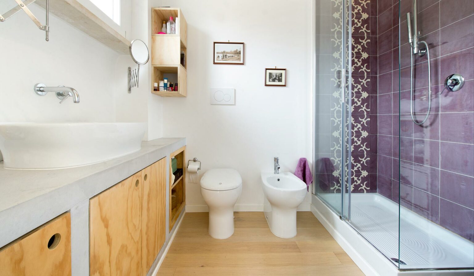 Immagine di un bagno moderno con mobili bagno in legno e microcemento