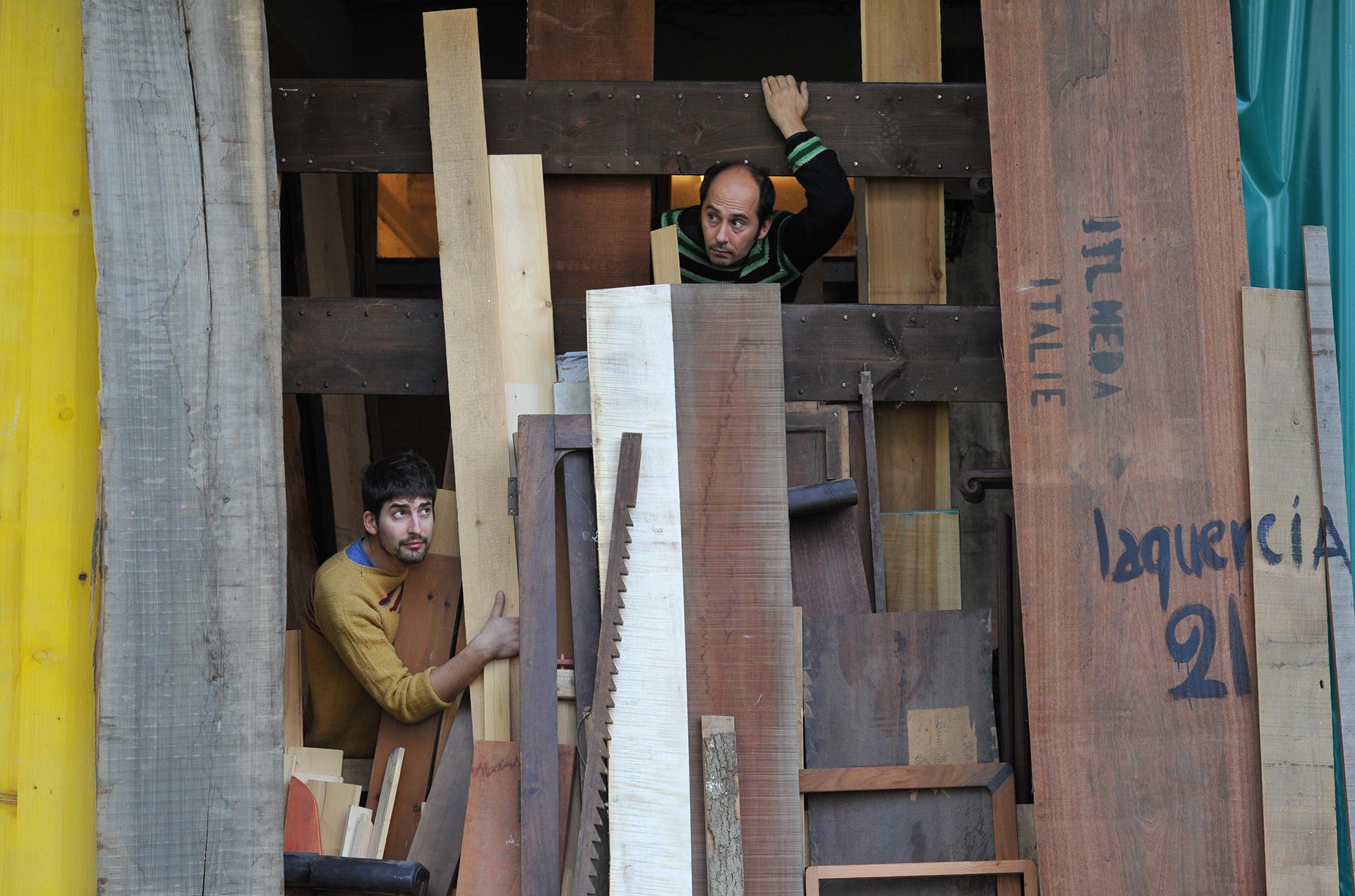 Nicola Gubbiotti e Luca De Pascalis che giocano tra i legni di recupero della falegnameria artigianale Laquercia21