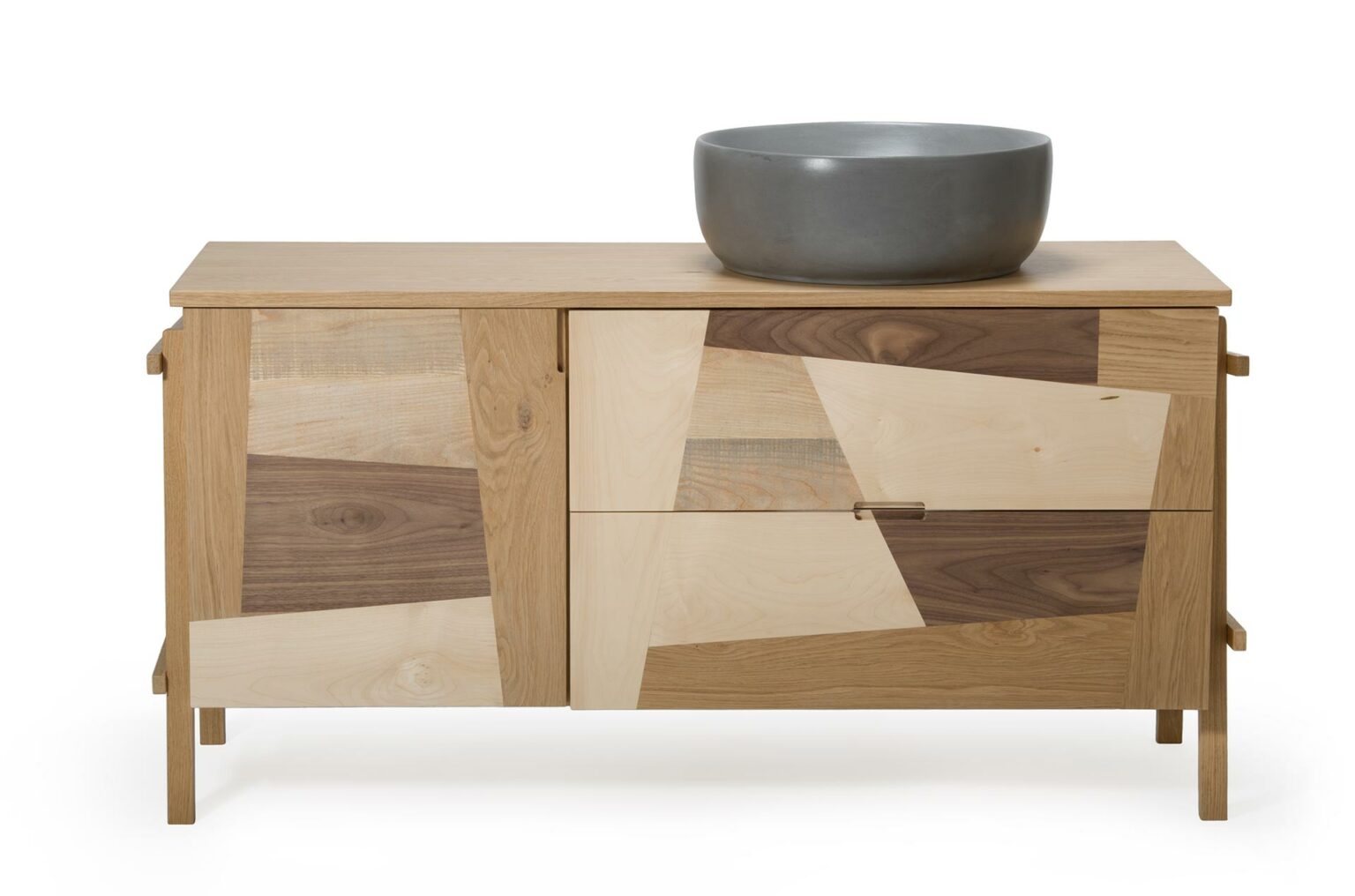 Vista frontale di un mobile bagno in legno massello al naturale con lavabo in ceramica grigio e cassettoni orizzontali