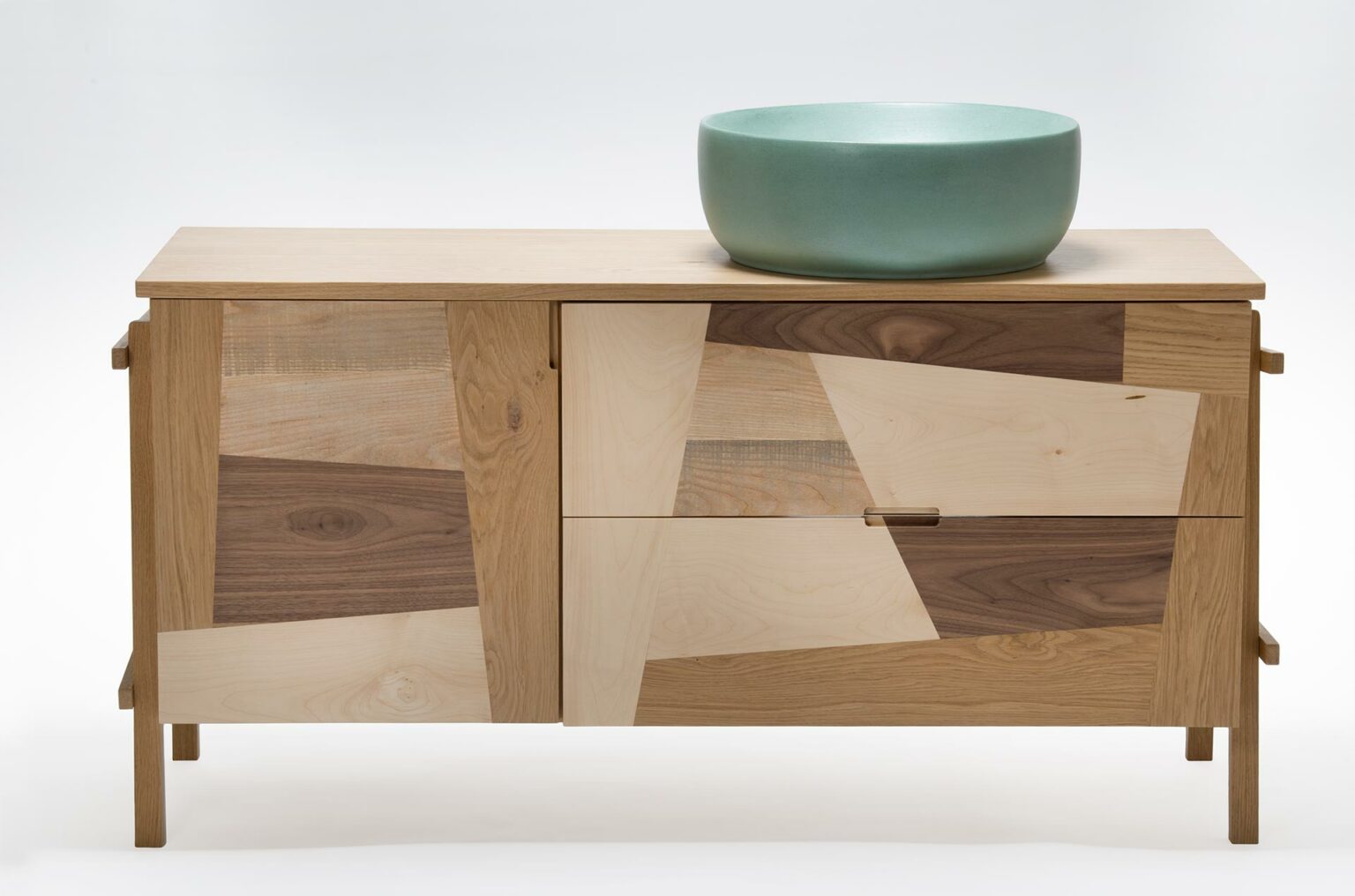 Vista frontale di un mobile bagno in legno massello al naturale con lavabo in ceramica smeraldo