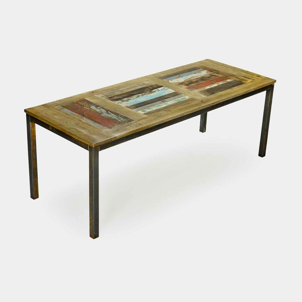 Vista laterale di uno dei tavoli in legno e ferro Laquercia21 con legno di recupero colorato e cornice in rovere