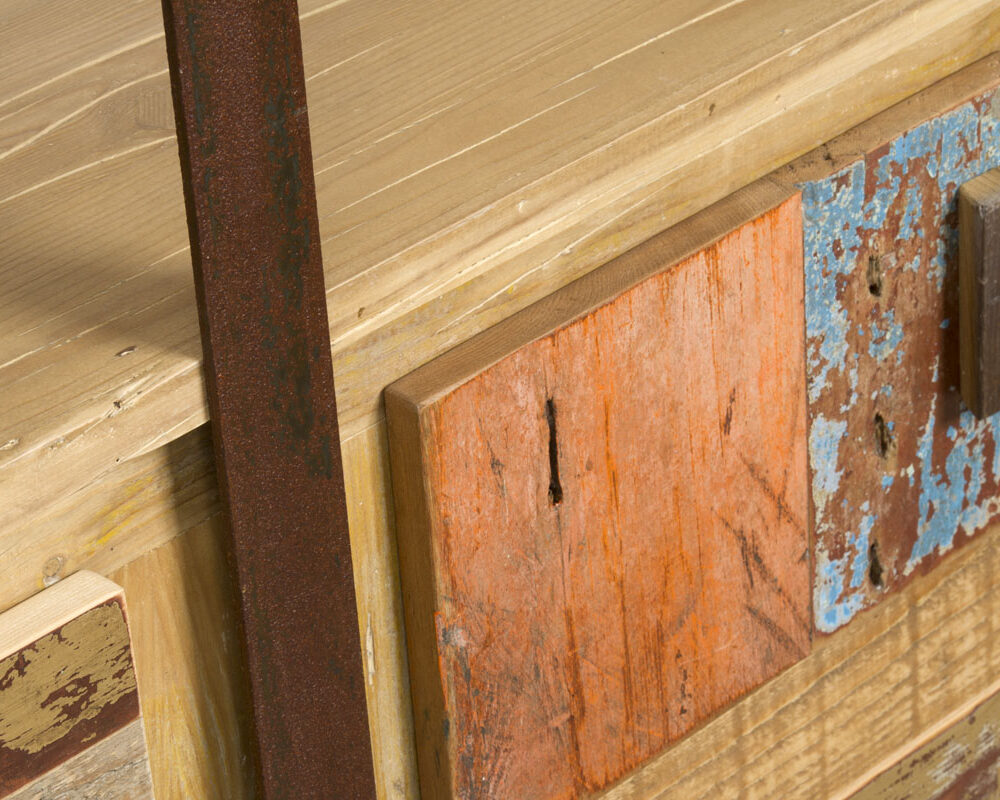 Dettaglio di una libreria in legno di recupero e ferro. Il legno di recupero è abete al naturale e colorato arancio, azzurro e marrone.