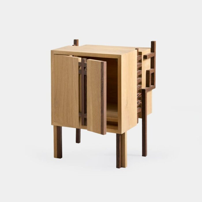 Mobiletto in legno massello di design